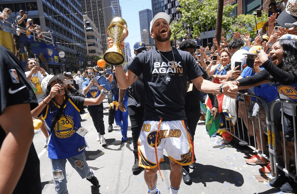 罗马训练开放日；今夜官宣签约引欢呼；NBA季后赛在即；团队化学反应显著(约伯记20章亮光)