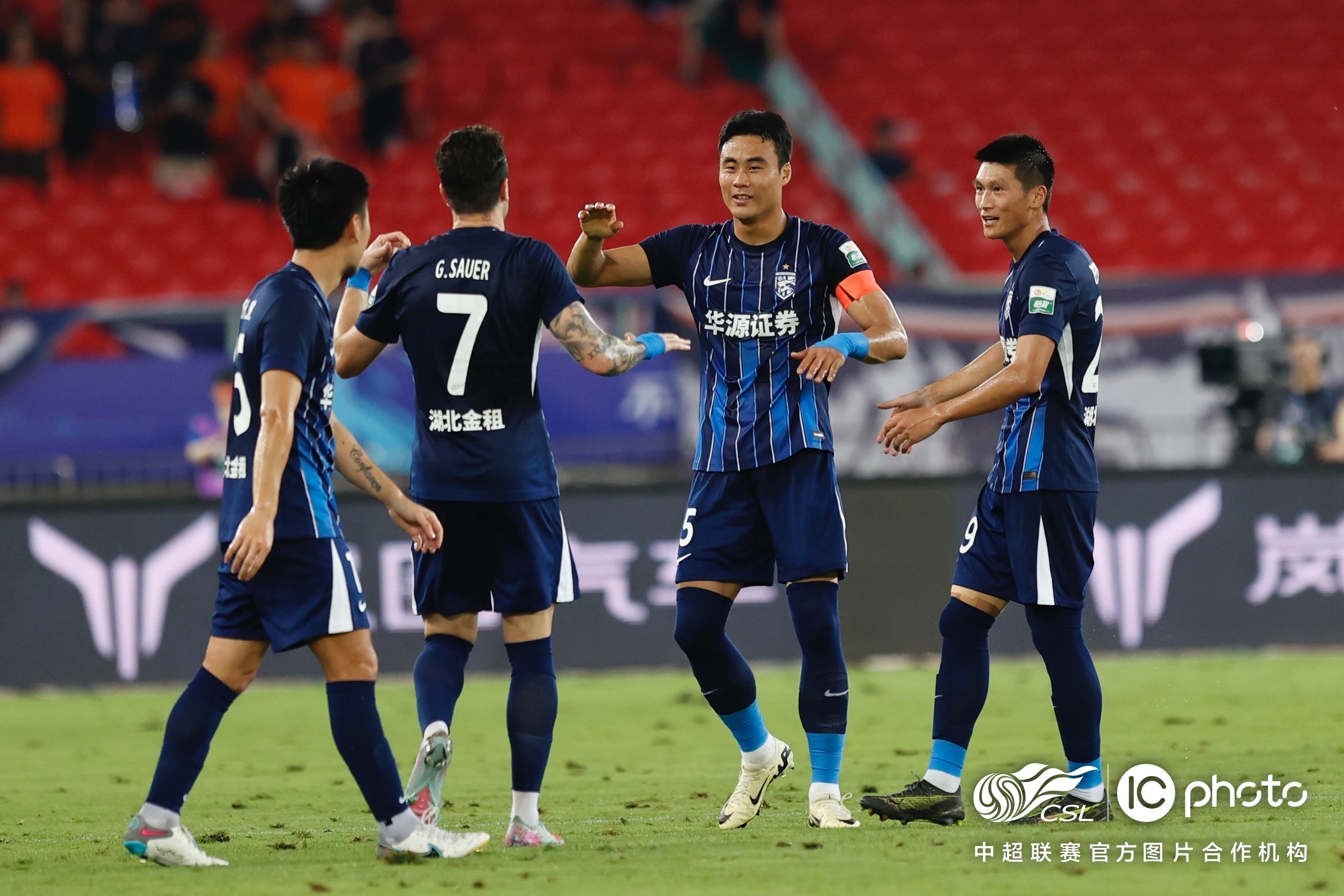 武汉三镇队50大胜河北队稳居中超积分榜首